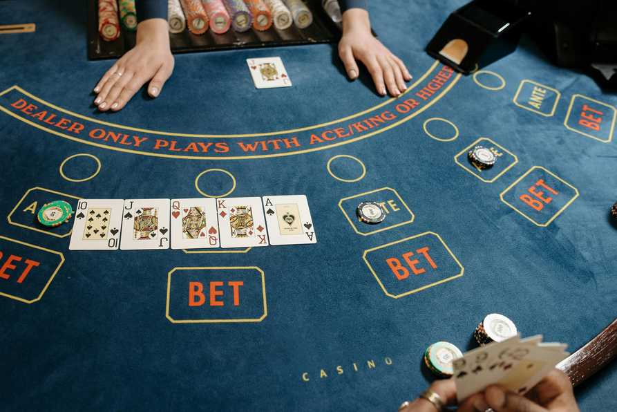 How live dealers transformed online casinos